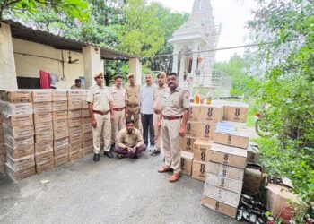 आबूरोड कंटेनर में तस्करी कर गुजरात ले जाई जा रही अवैध अंग्रेजी शराब के 402 कार्टन जब्त, एक गिरफ्तार