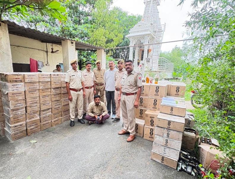 आबूरोड कंटेनर में तस्करी कर गुजरात ले जाई जा रही अवैध अंग्रेजी शराब के 402 कार्टन जब्त, एक गिरफ्तार