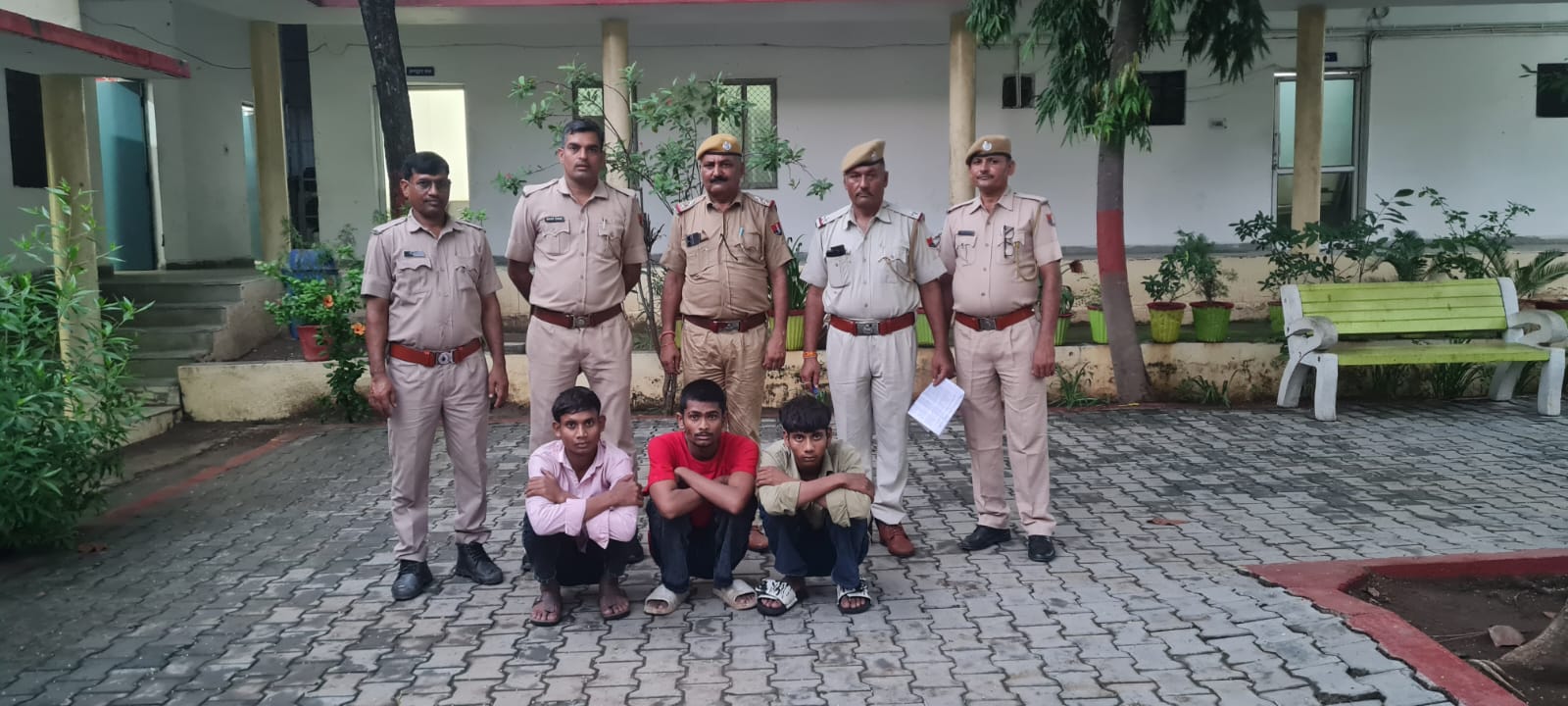 आबुरोड-लुट, मोटर साईकिल चोरी व मारपीट की वारदातो का खुलासा, तीन मुल्जिमो को किया गिरफ्तार