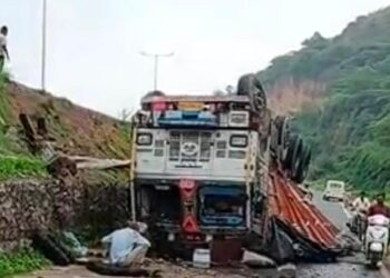 आबूरोड हाईवे पर कांच से भरा ट्रक डिवाइडर तोड़कर गिराः चालक घायल, हरिद्वार से पाटन जा रहा था ट्रक