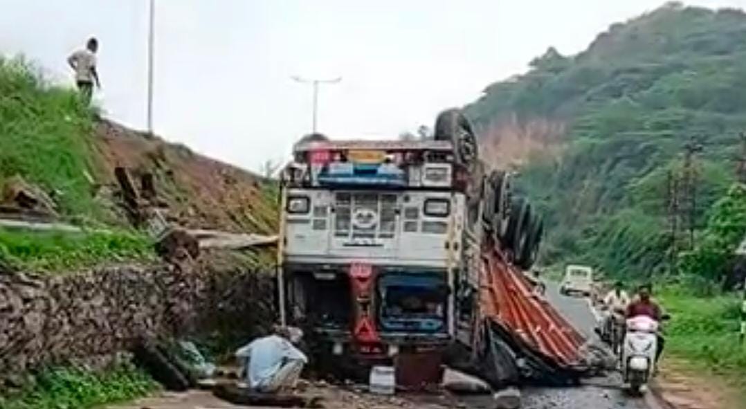 आबूरोड हाईवे पर कांच से भरा ट्रक डिवाइडर तोड़कर गिराः चालक घायल, हरिद्वार से पाटन जा रहा था ट्रक