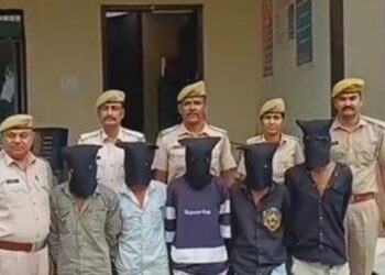 इसरा रोड पर लूट के 5 आरोपी गिरफ्तारः बाइक सवार दंपती को गिराकर लूट की वारदात को दिया था अंजाम
