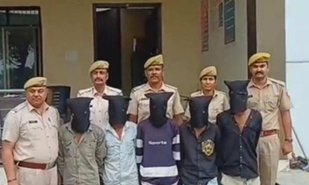 इसरा रोड पर लूट के 5 आरोपी गिरफ्तारः बाइक सवार दंपती को गिराकर लूट की वारदात को दिया था अंजाम