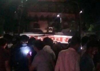 पाली-तेज रफ्तार निजी बस ने बाइक सवार को मारी टक्करः लगा जाम, लोग बोले- शहर में तेज स्पीड से चलाते हैं, कार्रवाई हो