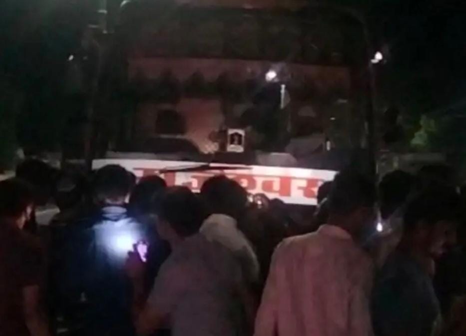पाली-तेज रफ्तार निजी बस ने बाइक सवार को मारी टक्करः लगा जाम, लोग बोले- शहर में तेज स्पीड से चलाते हैं, कार्रवाई हो