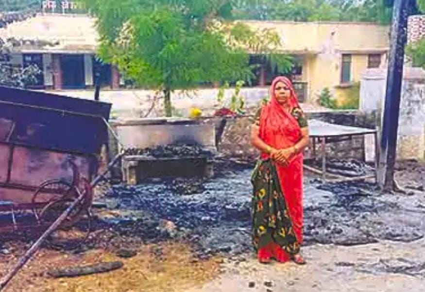 चांदराई में आग लगने से 3 हाथ ठेले जले, 100 कैरेट भी जलकर नष्ट हुए