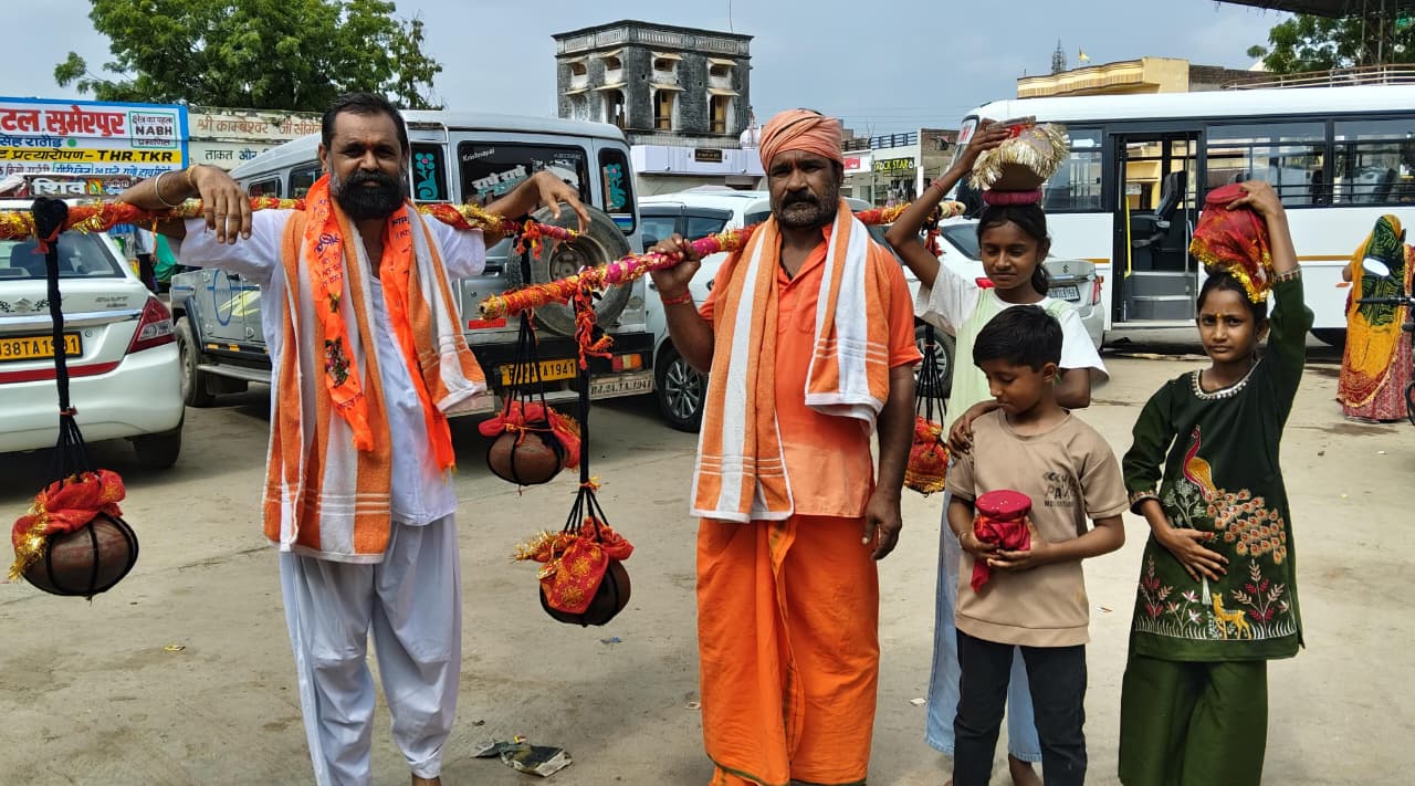 चामुंडेरी पहुची 2 बालिकाओं सहित 5 श्रदालुओ की कावड़ यात्रा, अच्छी बारिश की कांमना को लेकर निकाली कावड़ यात्रा