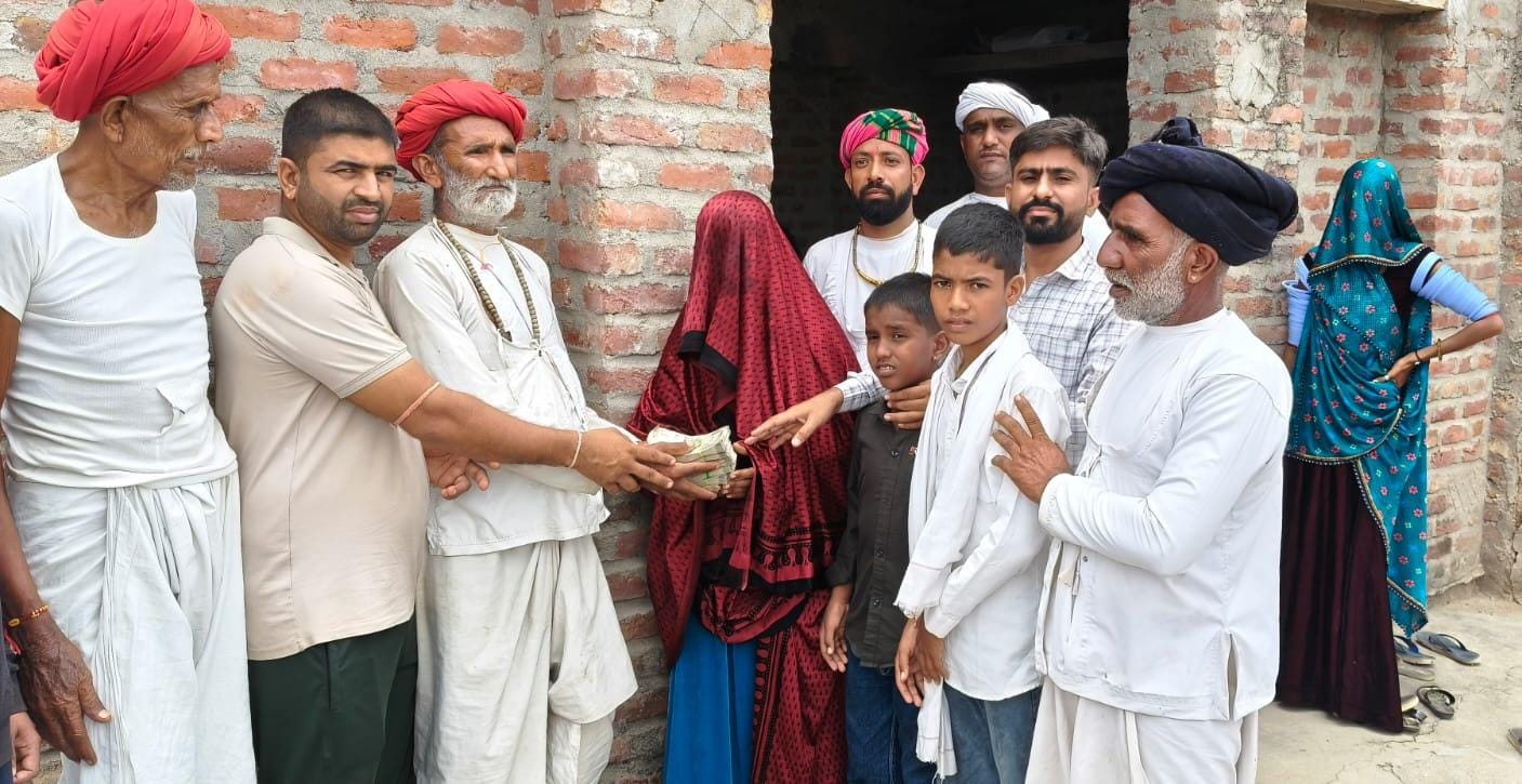 छोटी दुदनी में युवाओं ने व्हाट्सऐप हेल्प ग्रुप बनाकर पीड़ित परिवार को 4 लाख 44 हजार 581 रुपये की आर्थिक सहायता की