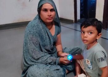 जन्म से 12 दिन पहले पिता की मौत और 4 दिन बाद मां ने छोड़ा साथ, अब अनाथ भाई के लिए बहन बन गई मां