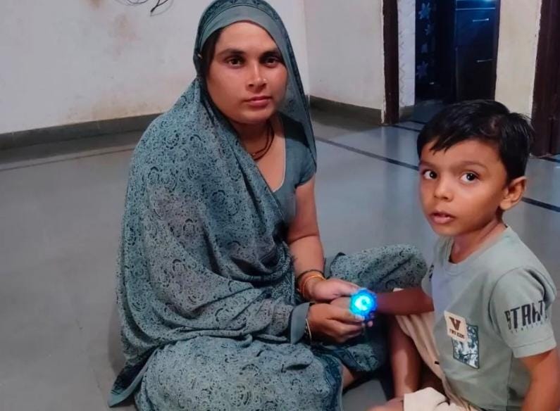 जन्म से 12 दिन पहले पिता की मौत और 4 दिन बाद मां ने छोड़ा साथ, अब अनाथ भाई के लिए बहन बन गई मां
