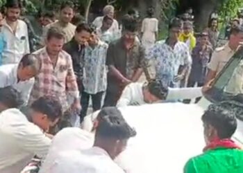 आबूरोड में मैक्स जीप और बाइक की टक्करः एक महिला घायल, जीप के बोनट में फंसी बाइक