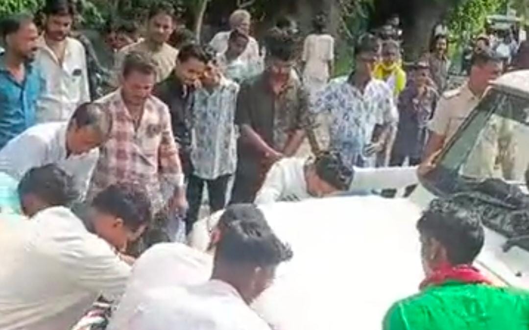 आबूरोड में मैक्स जीप और बाइक की टक्करः एक महिला घायल, जीप के बोनट में फंसी बाइक
