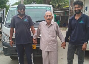 पाली में ईमानदारी की मिसाल: निगम संविदाकर्मियों ने 90 वर्षीय बुजुर्ग का खोया मोबाइल लौटाया