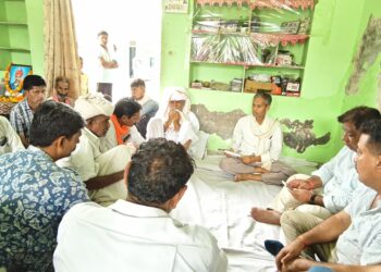 बीजापुर ग्राम में पंचायती राज मंत्रालयिक कर्मचारियों ने साथी की मौत पर विधायक की मौजूदगी मे सहायता राशि दी