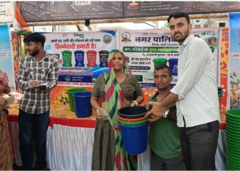 रानी नगर पालिका ने बीपीएल परिवारों को चार डस्टबिन वितरण अभियान का शुभारंभ