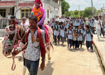 खरोकड़ा-34 साल तक बच्चों को खेल और अनुशासन सिखाने वाले शिक्षक की अनोखी विदाई, घोड़े पर बैठाकर पूरे गांव ने किया सम्मान