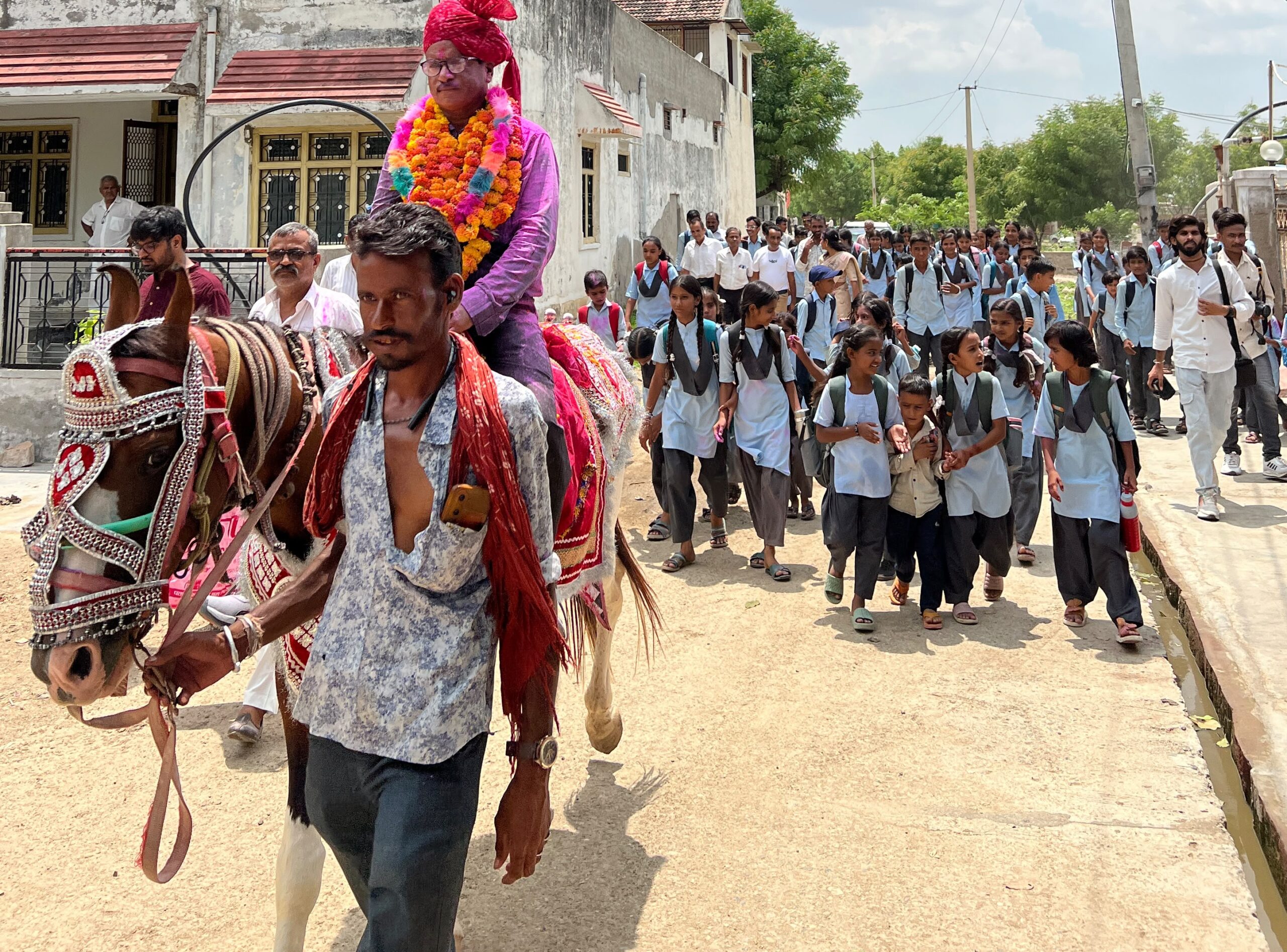 खरोकड़ा-34 साल तक बच्चों को खेल और अनुशासन सिखाने वाले शिक्षक की अनोखी विदाई, घोड़े पर बैठाकर पूरे गांव ने किया सम्मान