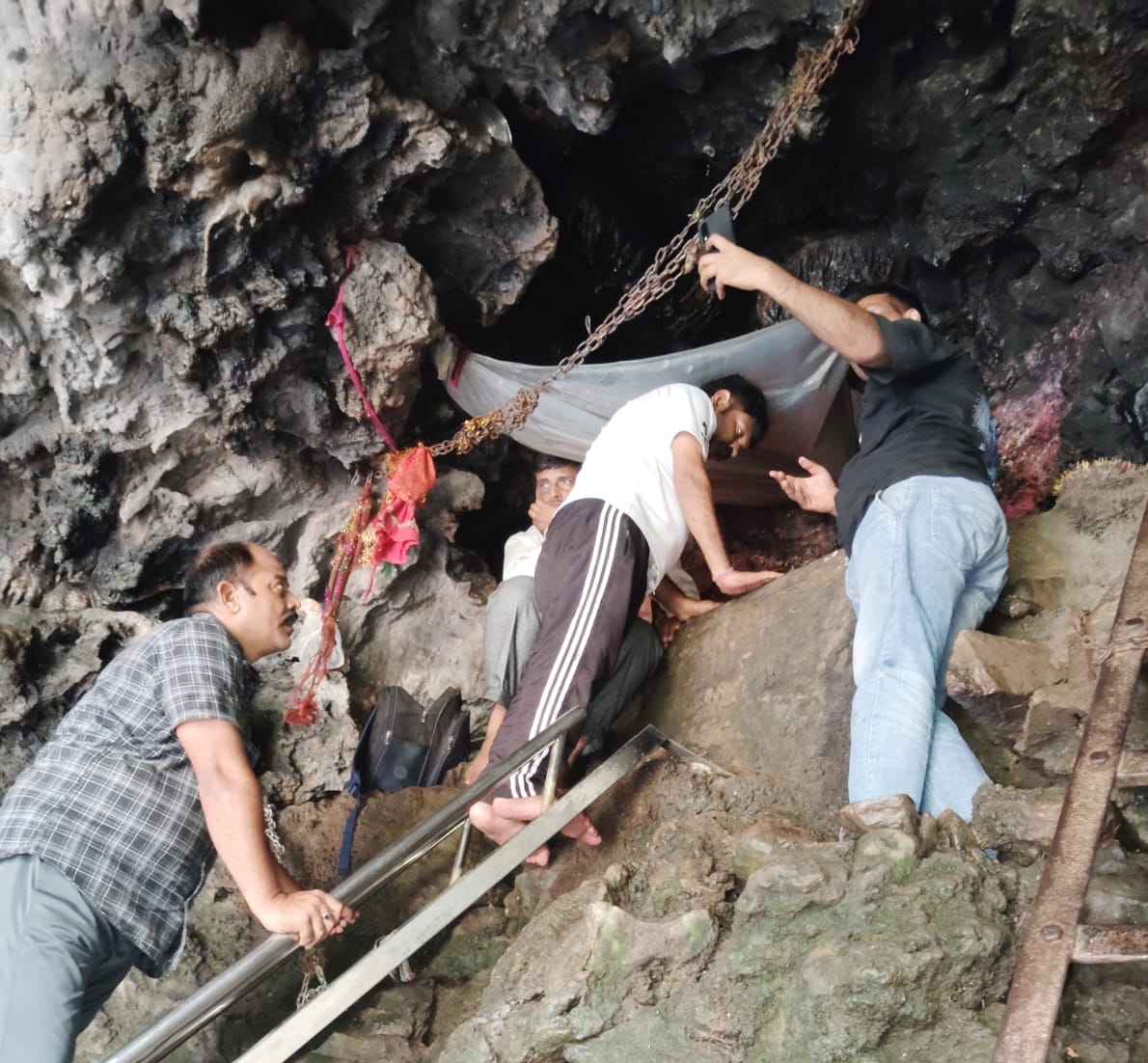 तिलकेश्वर महादेव मंदीर पर श्रदालुओ का उमड़ा हुजूम, जंजीर पकड़ कर दर्शन को पहुचने का मार्ग कठिन