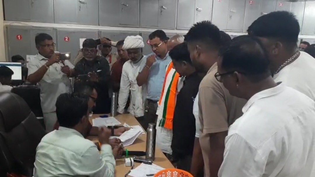 तखतगढ-2:35 मिनट पर भाजपा कांग्रेस के उम्मीदवारों की लिस्ट बंद लिफाफे में RO को सौपी