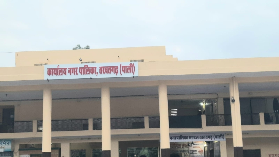 तखतगढ-लेखा प्रकोष्ठ मे चुनाव डयूटी से बिना बताए अनुपस्थित रहने पर सहायक राजस्व अधिकारी को RO ने थमाया नोटिस