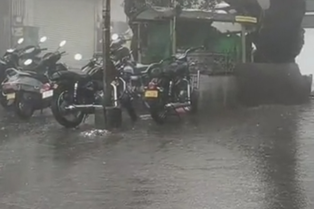 माउंट आबू में 24 घंटे में 40 MM बारिशः सीजन में अब तक 740 एमएम से ज्यादा बरसे मेघ, पर्वतीय वादियों में घना कोहरा छाया