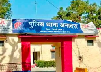 रेवदर में होटल से कुर्सी चुराते दो युवक पकड़ेःग्रामीणों ने पकड़ा, ग्रामीणों का आरोप-नशे में धुत थे