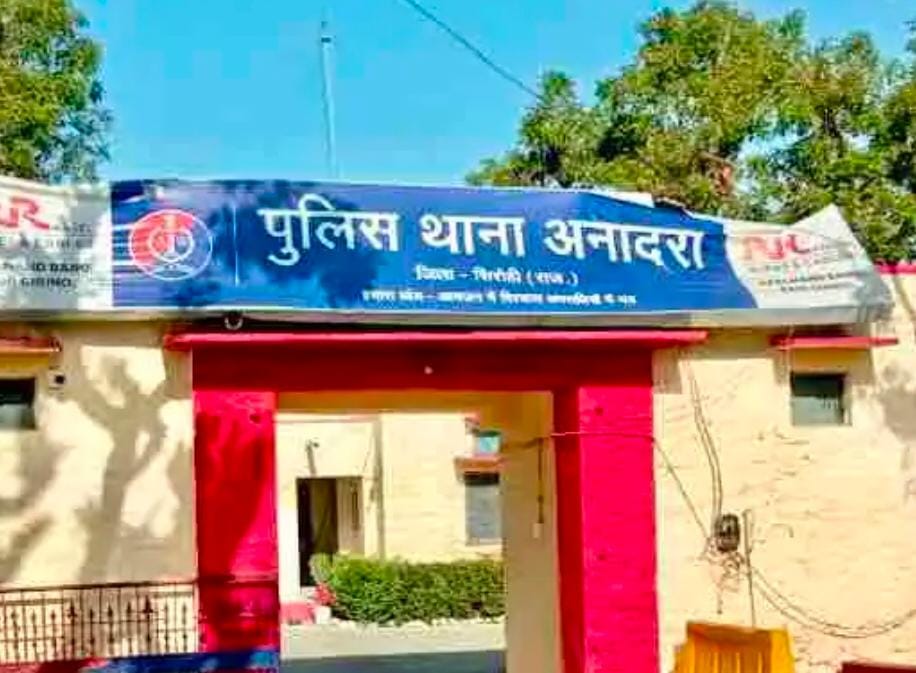 रेवदर में होटल से कुर्सी चुराते दो युवक पकड़ेःग्रामीणों ने पकड़ा, ग्रामीणों का आरोप-नशे में धुत थे