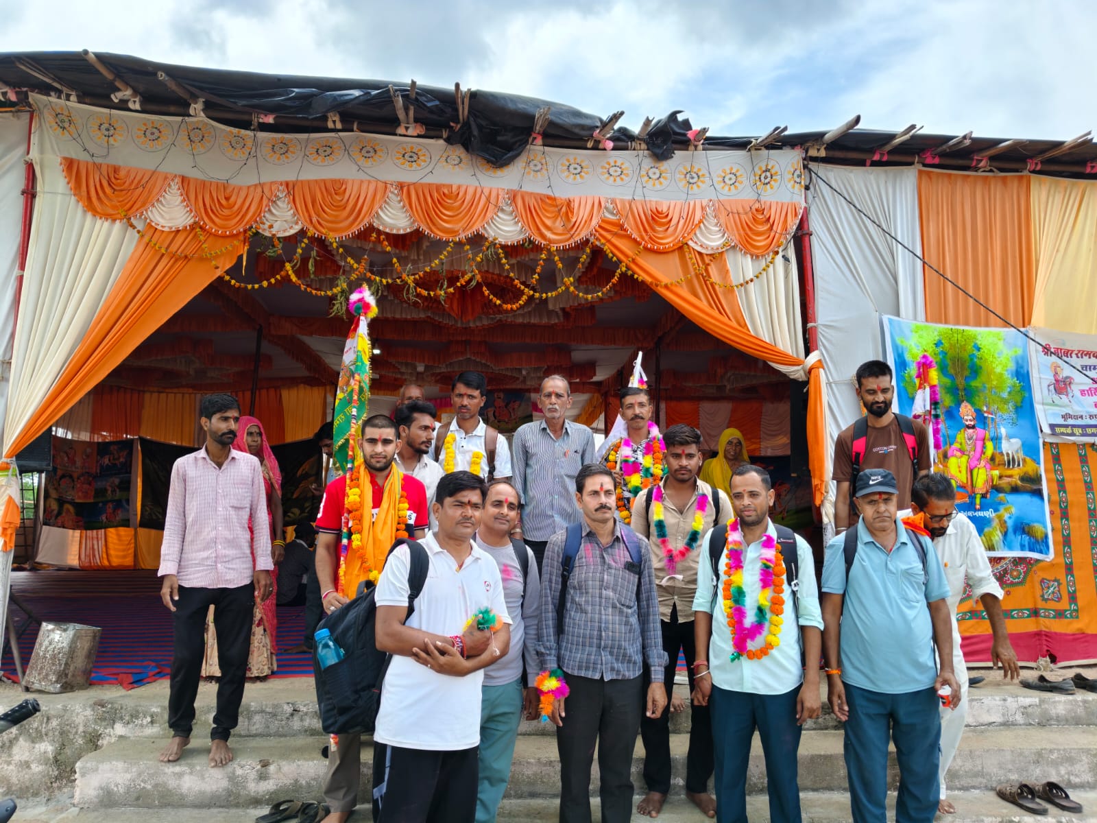 चामुंडेरी से 25 श्रदालुओ का जत्था बाबा रामदेवजी दर्शन को पैदल रवाना, ग्रामीणों ने किया स्वागत