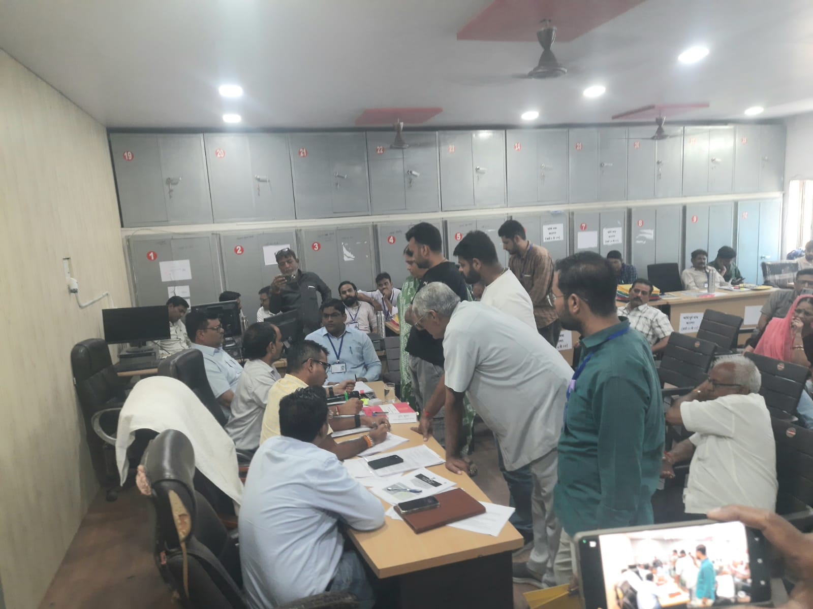 तखतगढ- 212 दावेदारों की उपस्थिति में करीबन शाम 5 बजे तक नामांकन पत्रो की संवीक्षा