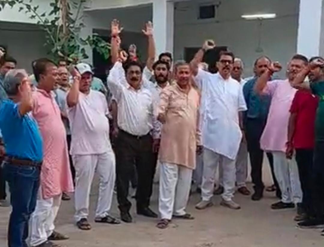 ब्राह्मण समाज ने भाजपा-कांग्रेस जिला अध्यक्षों के पुतले फूंकेः नगर पालिका चुनाव में उपेक्षा का आरोप लगाते हुए जताया रोष