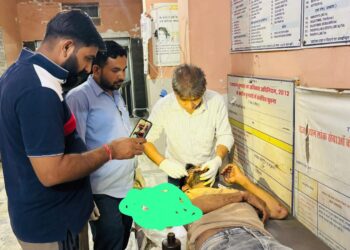 नाना गाव में गौ-वंश से टकराकर घायल हुए भीमा राम देवासी, कुँवर हरयेश सिंह भाटी ने तुरंत पहुंचाया अस्पताल