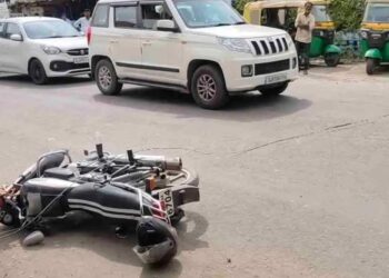 मंडार के मुख्य बस स्टैंड पर हाईटेंशन तार गिरा: बाइक सवार युवक को लगा करंट का झटका, टैक्सी ड्राइवरों ने खींचा