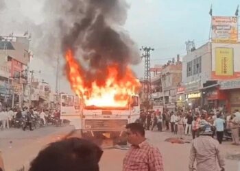 डंपर ने बाइक सवार को कुचला, लोगों ने लगाई आगः रामदेवरा दर्शन करने जा रहा था; लोगों ने ड्राइवर को पीटा