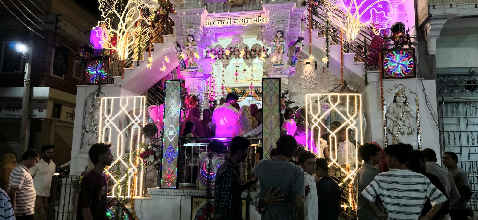 तखतगढ-कृष्ण जन्माष्टमी की मध्य रात्री नंद के घर आनंद भयो ‘जय कन्हैया लाल की’ से गूंजा ठाकुरजी दरबार