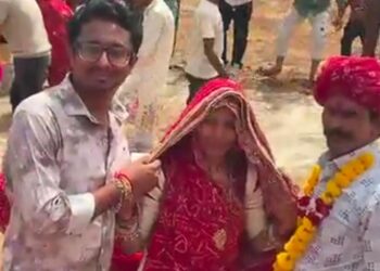 रामसीन-भाई-बहन ने निभाई समुद्र हिलोरने की रस्मः बहनों को चुनरी ओढ़ाकर रक्षा का वचन दिया, उपहार भी भेंट किए