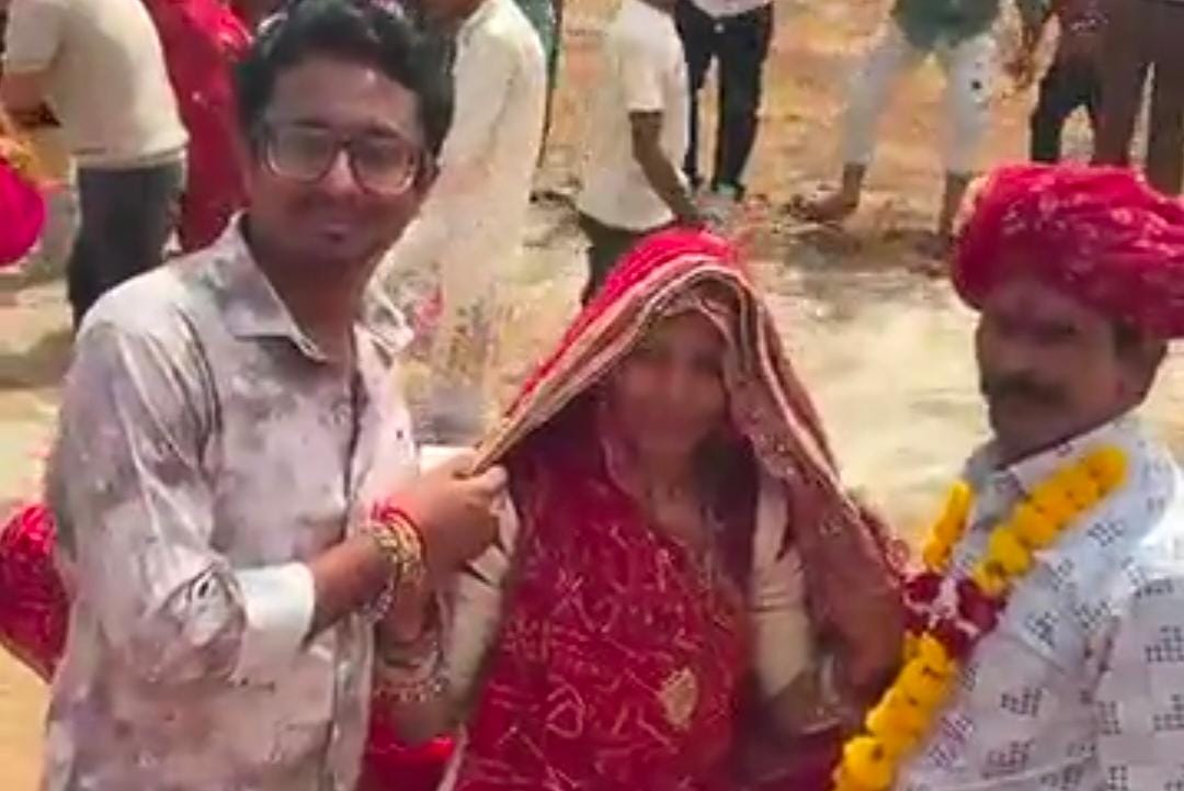 रामसीन-भाई-बहन ने निभाई समुद्र हिलोरने की रस्मः बहनों को चुनरी ओढ़ाकर रक्षा का वचन दिया, उपहार भी भेंट किए