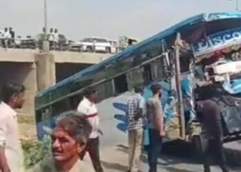 पाली में नदी की रपट से नीचे गिरी प्राइवेट बसः 8 यात्री चोटिल, स्थानीय लोगों ने पैसेंजर को बाहर निकाला