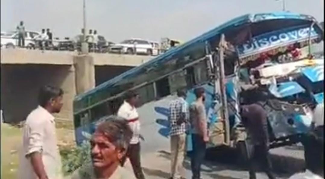 पाली में नदी की रपट से नीचे गिरी प्राइवेट बसः 8 यात्री चोटिल, स्थानीय लोगों ने पैसेंजर को बाहर निकाला