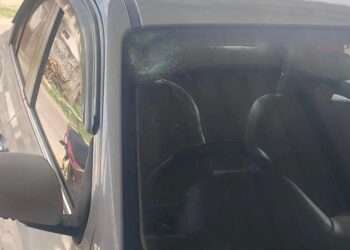 डॉक्टर दंपती की कार पर पथरावः बाइक सवार दो युवकों ने चलती कार के शीशे पर मारा पत्थर, बाल-बाल बचा दंपती