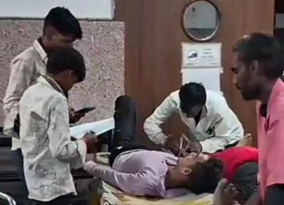 रामदेवरा जातरूओं से भरी ट्रैक्टर-ट्रॉली पलटी, 16 घायल: सामने से आ रही बस के कट मारते ही बिगड़ा बैलेंस, प्रत्यक्षदर्शी बोले-सभी उछलकर सड़क पर गिरे