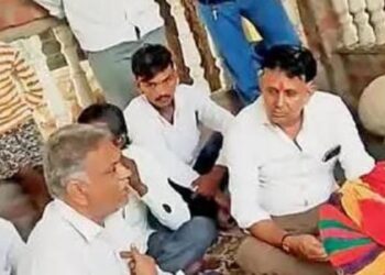 कांग्रेस प्रत्याशी पत्नी का प्रचार करने पर सरकारी शिक्षक सस्पेंड
