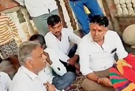 कांग्रेस प्रत्याशी पत्नी का प्रचार करने पर सरकारी शिक्षक सस्पेंड