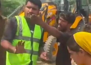 पाली-ट्रैक्टर-ट्रॉली खाई में पलटी, ड्राइवर नीचे दबाः राहगीरों ने बचाया, बिजली के खंभे जोधपुर ले जाते समय हुआ हादसा