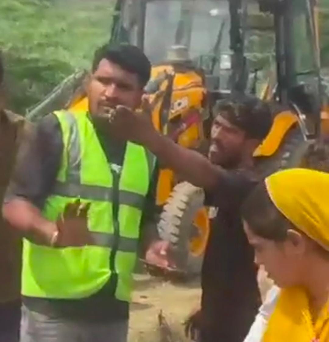 पाली-ट्रैक्टर-ट्रॉली खाई में पलटी, ड्राइवर नीचे दबाः राहगीरों ने बचाया, बिजली के खंभे जोधपुर ले जाते समय हुआ हादसा
