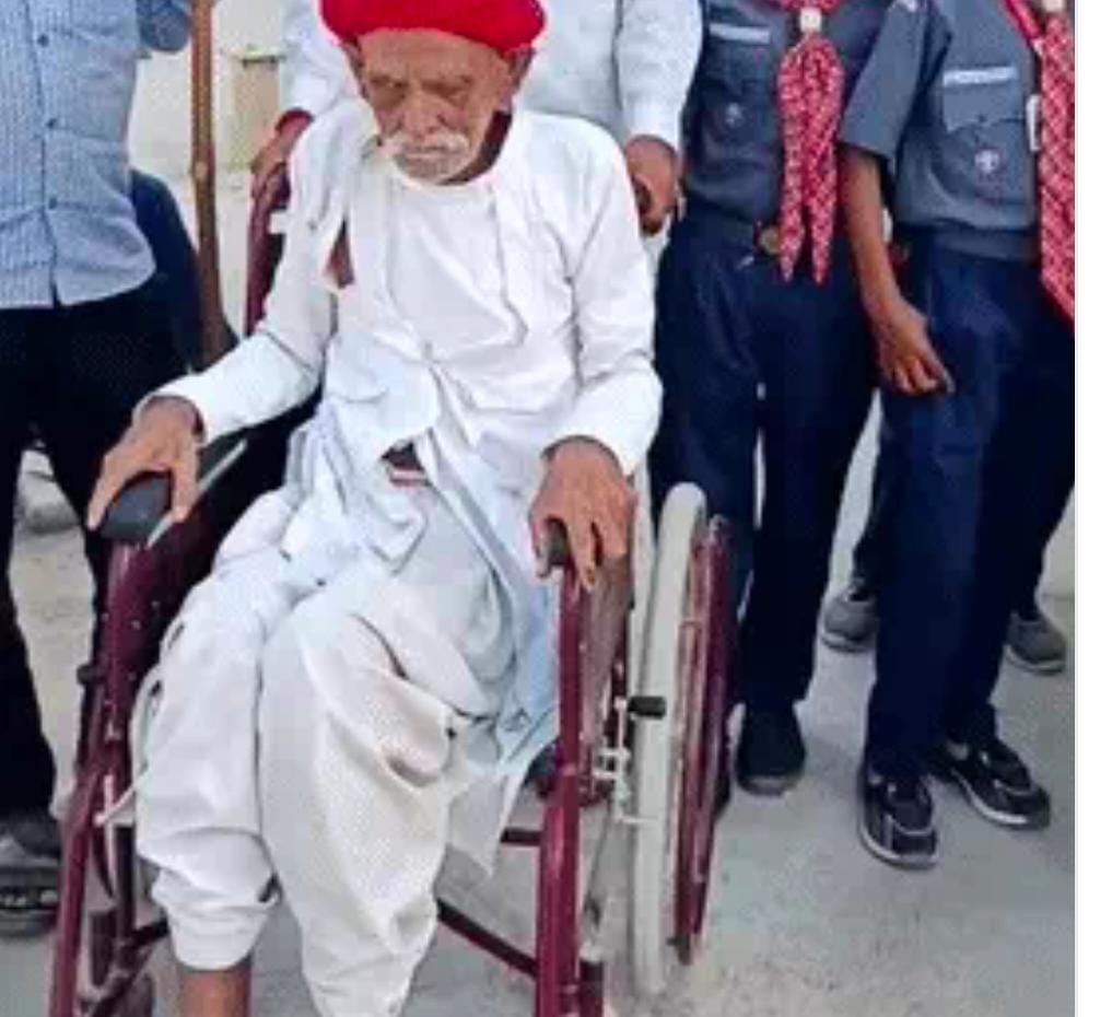 रानी खुर्द में मतदान, बुजुर्ग और दिव्यांग व्हीलचेयर पर पहुंचे: 76.15 प्रतिशत मतदाताओं ने डाले वोट, सबसे ज्यादा मतदान वार्ड 13 में