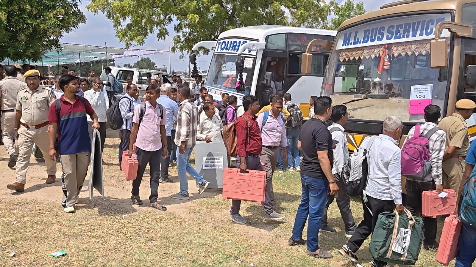 पाली- पोलिंग पार्टियां मतदान केन्द्रों के लिए रवाना,65 वार्डों में 166 मतदान केन्द्रों पर होगी वोटिंग, 244 प्रत्याशियों के भाग्य का फैसला करेंगे मतदाता