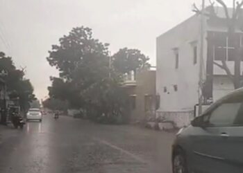 सिरोही में डेढ़ महीने बाद शुरू हुआ बरसात का दौरः सड़कों पर पानी भरा, यातायात थमा; उमस से मिली राहत