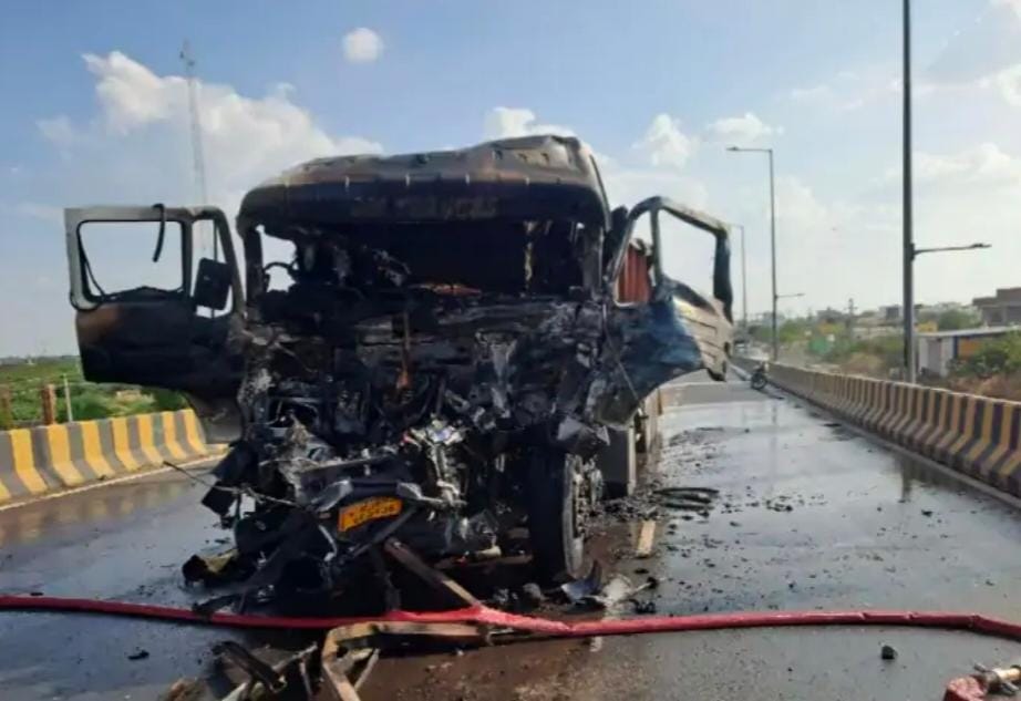 पाली हादसे में ट्रेलर में लगी आग, ड्राइवर जिंदा जलाः आगे चल रहा ट्रेलर अचानक रूका, पीछे से आ रहा ट्रेलर टकराने से हुआ हादसा
