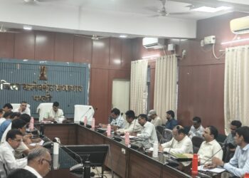 जिला कलेक्टर ने ली साप्ताहिक समीक्षा बैठक, विभिन्न बिन्दुओ पर दिए आवश्यक निर्देश