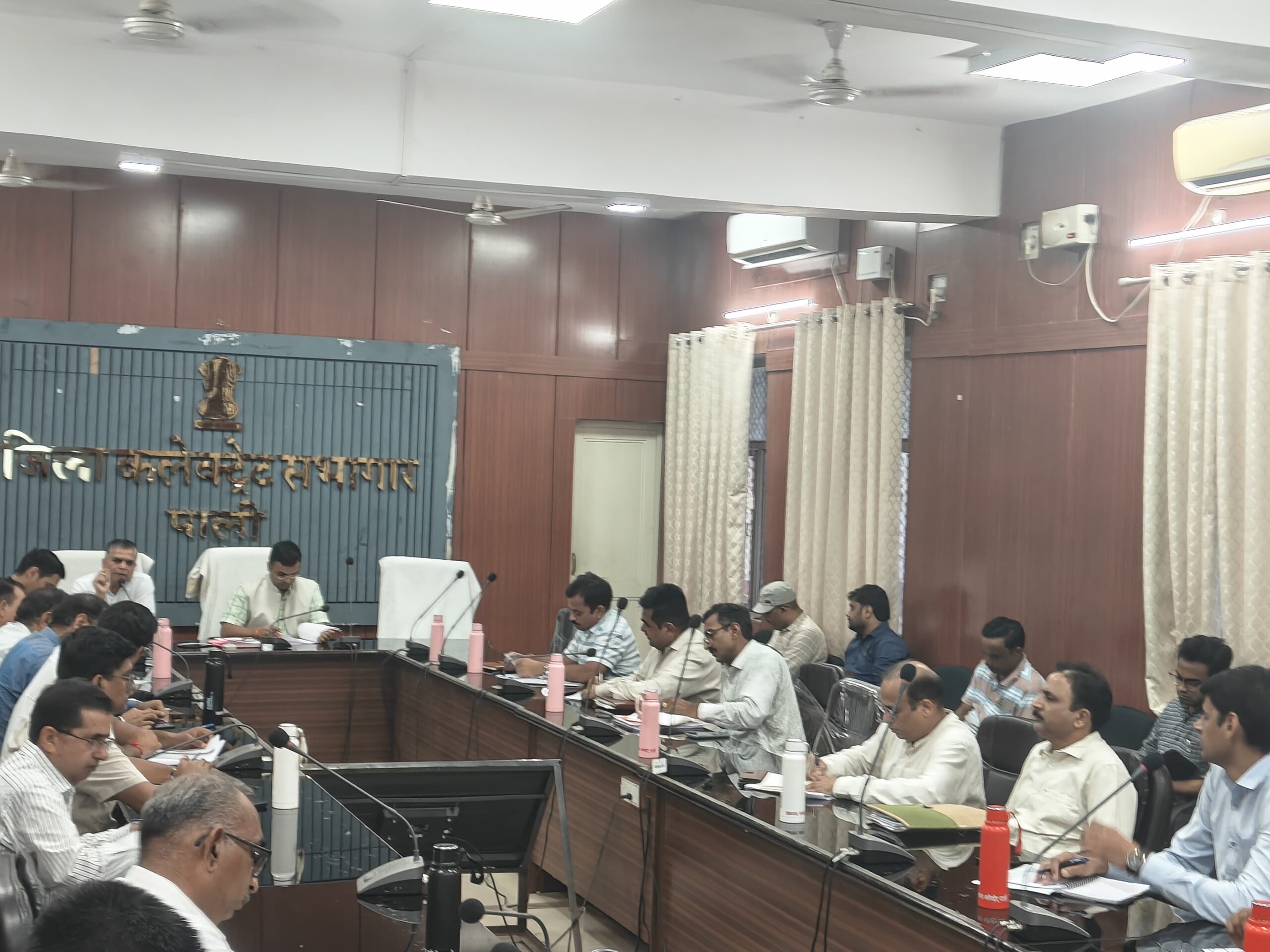 जिला कलेक्टर ने ली साप्ताहिक समीक्षा बैठक, विभिन्न बिन्दुओ पर दिए आवश्यक निर्देश